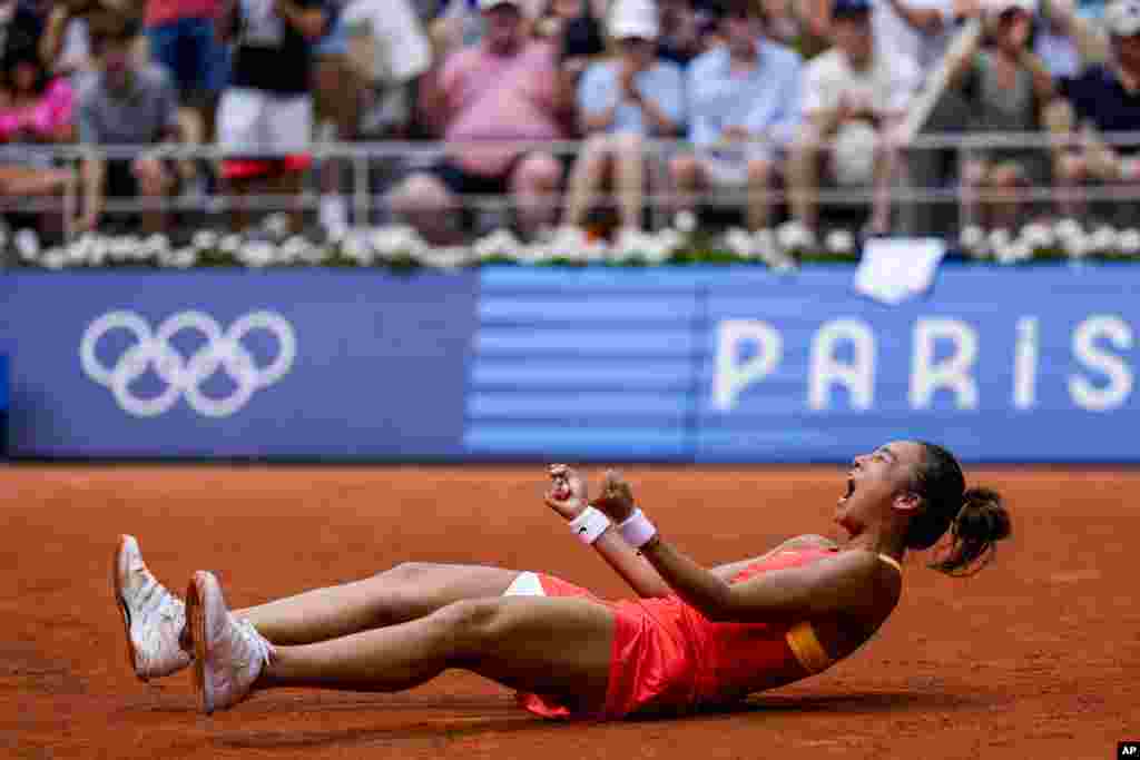 Petenis Qinwen Zheng dari China merayakan kemenangannya atas pemain nomor satu dunia, Iga Swiatek dari Polandia selama pertandingan semifinal wanita di stadion Roland Garros di Paris, Prancis, pada Olimpiade Musim Panas 2024. (AP)&nbsp;