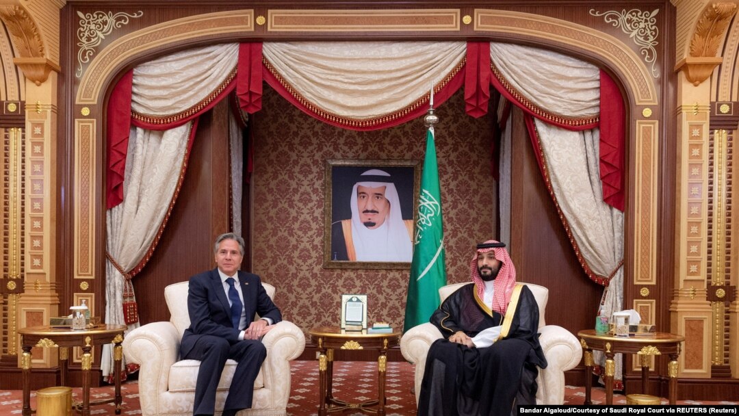 Menteri Luar Negeri AS Antony Blinken bertemu dengan Putra Mahkota Saudi Mohammed bin Salman, di Jeddah, Arab Saudi, 7 Juni 2023. (Foto: Bandar Algaloud/Courtesy of Saudi Royal Court via REUTERS)