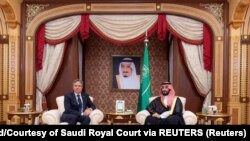 Menteri Luar Negeri AS Antony Blinken bertemu dengan Putra Mahkota Saudi Mohammed bin Salman, di Jeddah, Arab Saudi, 7 Juni 2023. (Foto: Bandar Algaloud/Courtesy of Saudi Royal Court via REUTERS)