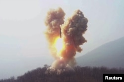 북한이 '전술핵 운용부대 핵 반격 가상 종합전술훈련'을 진행하고 있다. 조선중앙통신이 20일 공개한 장면.