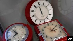 ARCHIVO - Una selección de relojes antiguos se exhibe en Electric Time Company, el 9 de marzo de 2023, en Medfield, Massachusetts.