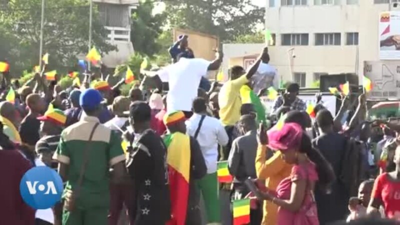 Manifestation spontanée à Bamako après la prise de Kidal par l'armée