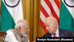 美國總統拜登(右)與印度總理莫迪(左)
