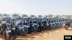Des motocyclettes envoyées par les États-Unis, Ouagadougou, le 19 janvier 2024 (VOA/Lamine Traoré)
