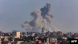 Une épaisse fumée s'élève au-dessus de Khan Yunis dans le sud de la bande de Gaza lors d'un bombardement israélien le 11 mars 2024. AFP / Said Khatib