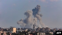 11일 가자지구 칸 유니스에서 이스라엘군 공습 진행 중 연기가 솟아오르고 있다. 라파에서 촬영한 장면.