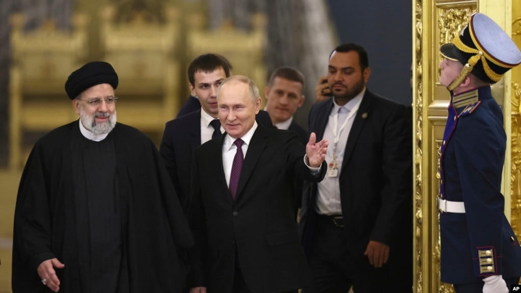 블라디미르 푸틴(가운데) 러시아 대통령과 에브라힘 라이시(왼쪽) 이란 대통령이 7일 크렘린궁에서 회동하고 있다.