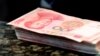 Kineske novčanice od 100 juana na šalteru filijale komercijalne banke u Pekingu, 30. marta 2016.