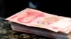 ARCHIVO - Billetes chinos de 100 yuanes en el mostrador de una sucursal de un banco comercial en Beijing, el 30 de marzo de 2016.