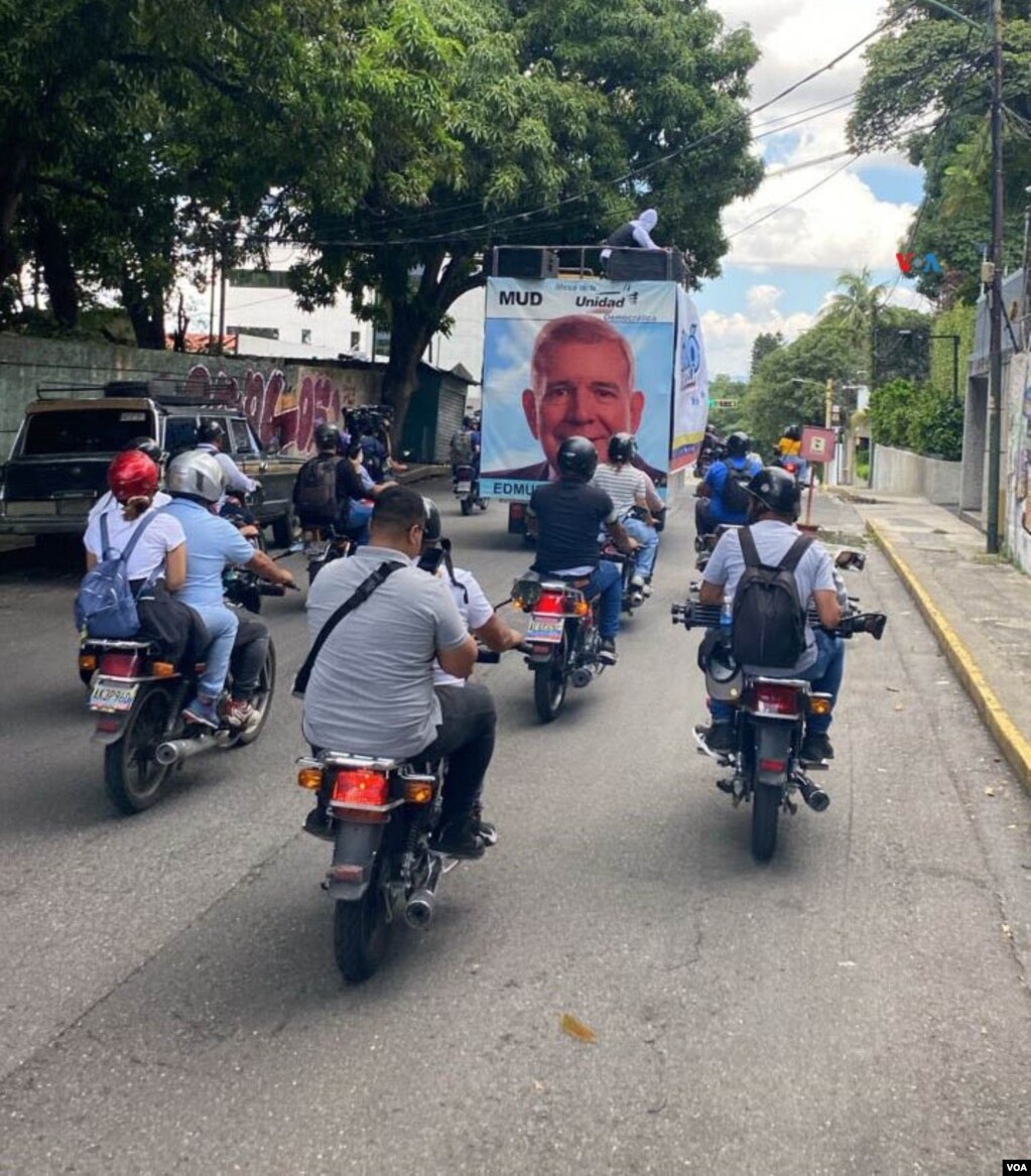 Un grupo de motorizados protege y acompaña all camión que conduce a los líderes de la oposición que asisten a las manifestaciones en Caracas, Venezuela, el sábado 17 agosto de 2024 para protestar por el resultado de las elecciones del 28 de julio. [Fotos, VOA].