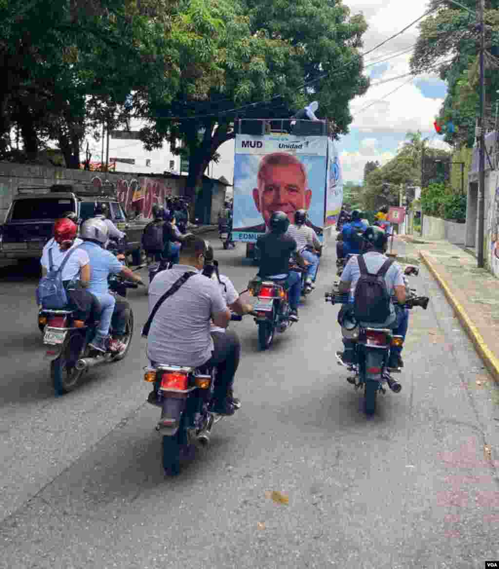 Un grupo de motorizados protege y acompaña all camión que conduce a los líderes de la oposición que asisten a las manifestaciones en Caracas, Venezuela, el&nbsp;sábado 17 agosto de 2024 para protestar por el resultado de las elecciones del 28 de julio.&nbsp;[Fotos, VOA].