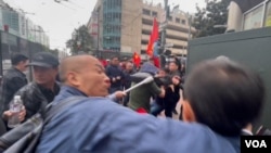 This screenshot from video shows Chinese Communist Party supporters and protesters clashing outside of Biden-Xi Meeting at the Filoli Estate in California on Nov. 15, 2023. (Xingchen Zhou/VOA)