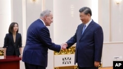 中國領導人習近平在北京人大會堂會晤到訪的美國國會參議院多數黨領袖舒默。（2023年10月9日）