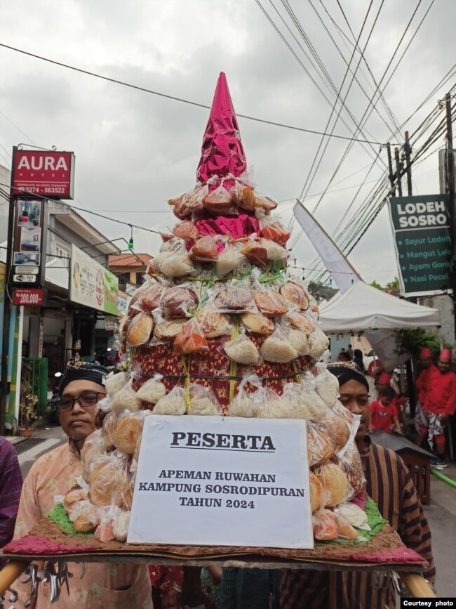Gunungan apem, ketan dan kolak dikirab melalui 11 hotel di kawasan Malioboro, Yogyakarta. (foto: courtesy)