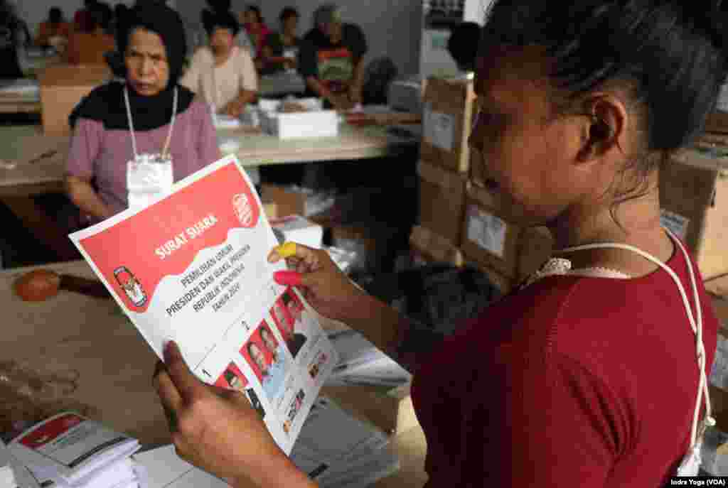 Petugas memeriksa surat suara untuk pemilihan calon presiden dan wakil presiden di Gudang KPU Kotamadya Jakarta Timur, Kamis (11/1) di Jakarta. (VOA/Indra Yoga)