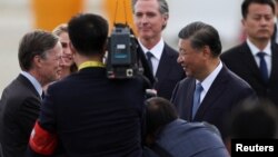 中国国家主席习近平2023年11月14日抵达旧金山国际机场时与美国驻华大使伯恩施交谈。