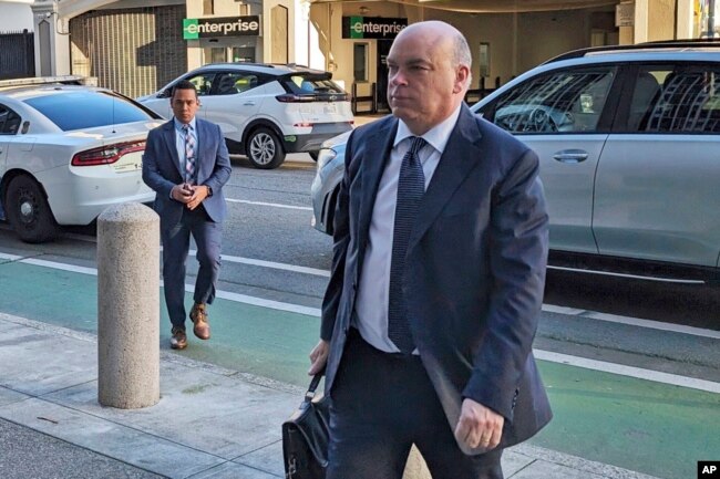 Taipan teknologi Inggris, Mike Lynch, memasukan pengadilan federal di San Francisco, AS, 26 Maret 2024. Lynch termasuk dari enam orang yang masih hilang setelah kapar pesiar mewah miliknya tersapu badai di Italia pada Senin, 19 Agustus 2024. (Foto: Michael Liedtke/AP Photo)