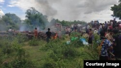 စစ်ကိုင်းတိုင်း ယင်းမာပင်မြို့နယ် စုန်းချောင်းကျေးရွာ စစ်တပ်နယ်မြေရှင်းလင်းရေးအတွင်း သေဆုံးသွားသူတွေရဲ့ ရုပ်အလောင်းတွေကို ဒေသခံများက မီးသဂြိုလ်နေကြစဉ် (ဇူလိုင် ၂၁၊ ၂၀၂၃)