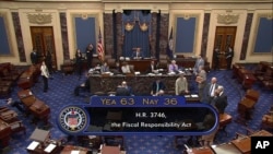 在这张来自参议院电视台的图片中，最终以 63 票赞成、36 票反对的结果显示，华盛顿国会大厦的参议院于 2023 年 6 月 1 日通过了提高债务上限的法案。
