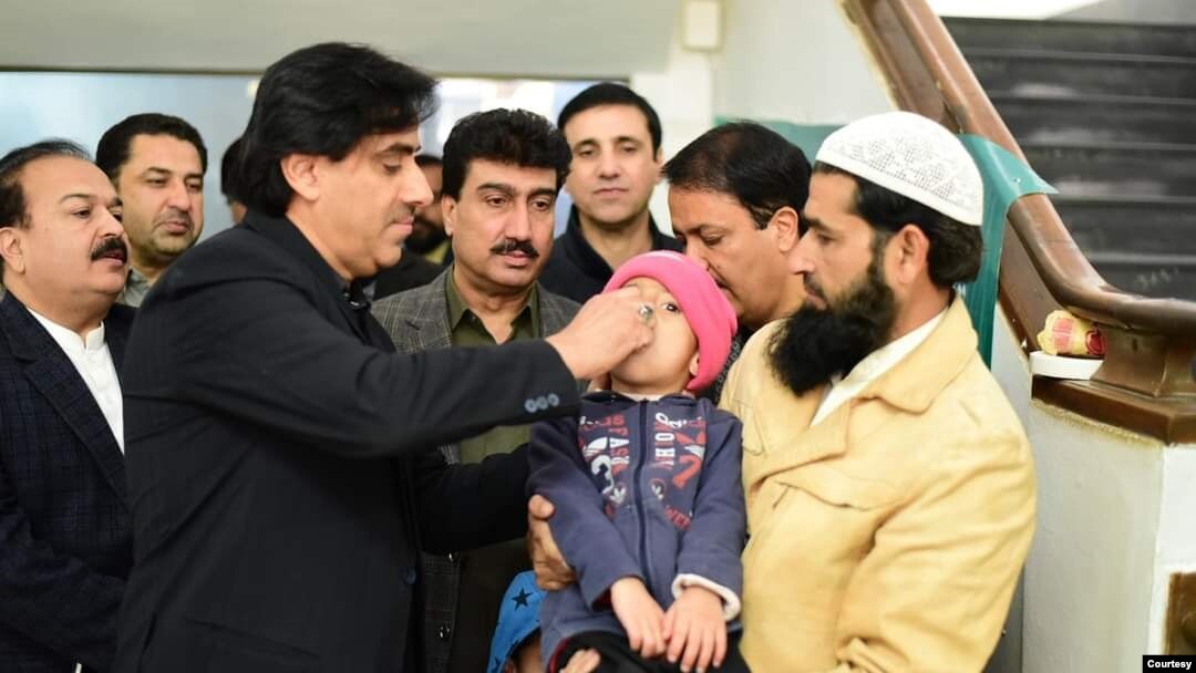 د بلوچستان د صحت محکمې ايالتي سيکرټري عبدالله خان په  کوټه کې د کيمپېن پرانيسته ماشومانو ته په څاڅکو ورکولو وکړه