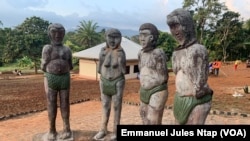 Des stèles d’esclaves Camerounais enchainés pour illustrer la traite dans l’ancien marché des esclaves, à Bangou, le 10 décembre 2024. (VOA /Emmanuel Jules Ntap)