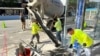 Los trabajadores vierten hormigón para crear parte de una parada de autobús en el distrito de Manhattan de la ciudad de Nueva York el jueves 12 de octubre de 2023. (Foto AP/Ted Shaffrey)