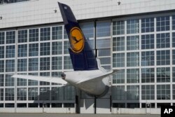 FILE - Sebuah pesawat Lufthansa diparkir di bandara di Munich, Jerman, Kamis, 15 Februari 2024. (AP/Matthias Schrader, File)