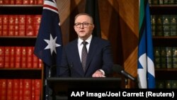 Perdana Menteri Australia Anthony Albanese berbicara kepada media di Melbourne, 11 Oktober 2023. (AAP/Joel Carrett via Reuters)