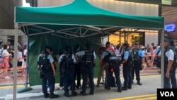 香港警方在铜锣湾设置检查站，拦查过往市民 （美国之音记者邓凯欣拍摄）