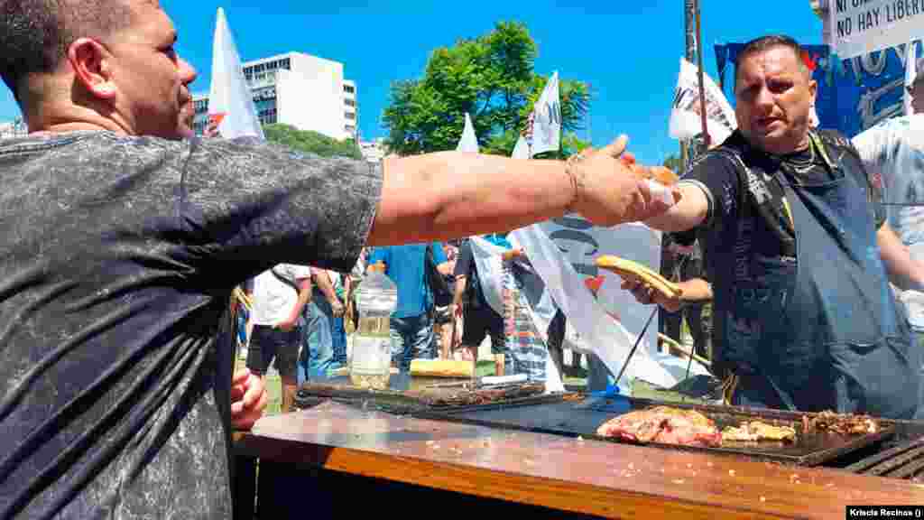 La venta de choripanes y sándwiches es habitual durante las expresiones multitudinarias en Argentina. 