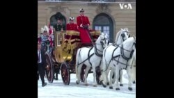 丹麦女王退位前乘坐金马车穿过哥本哈根街道 