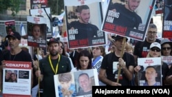 Familiares de los israelíes en poder de Hamás desde el 7 de octubre participan en una marcha por el regreso de sus seres queridos, que partió el martes desde Tel Aviv y que concluyó este sábado en los alrededores de la oficina del Primer Ministro Benjamín Netanyahu, en Jerusalén.