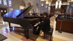 Піаніст Павло Гінтов збирає охочих допомогти Україні на благодійних концертах.Відео