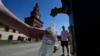 FILE - Seorang wisatawan mengisi botol plastik dengan air dari keran air umum di Kastil Sforzesco, Milan, Italia, 25 Juni 2022. (AP/Luca Bruno)