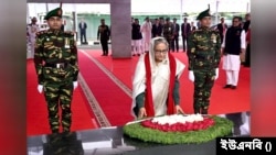 ঢাকার ধানমন্ডিতে বঙ্গবন্ধু ভবনের সামনে বঙ্গবন্ধুর প্রতিকৃতিতে পুষ্পস্তবক অর্পণ করেন প্রধানমন্ত্রী শেখ হাসিনা।