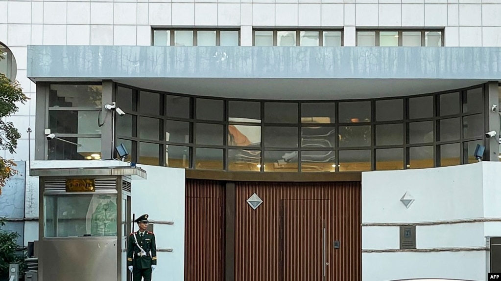 一名中国武警士兵站在位于北京的以色列驻华大使馆大门外。（2023年10月13日）(photo:VOA)