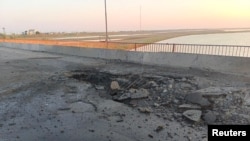 Jembatan Chonhar yang menghubungkan bagian wilayah Kherson Ukraina yang dikuasai Rusia ke semenanjung Krimea, yang rusak akibat serangan rudal Ukraina, dalam gambar ini dirilis 22 Juni 2023. (Vladimir Saldo via Telegram/Handout via REUTERS)