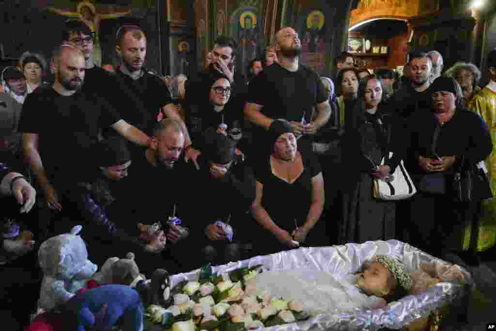 Похороны 4-летней Лизы, погибшей в результате ракетного удара РФ по Виннице. Всего были убиты 23 человека, включая еще двух детей 7 и 8 лет. 17 июля 2022.