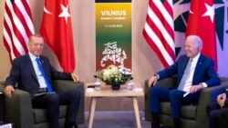Beyaz Saray'dan bir sözcü VOA Türkçe'ye yaptığı açıklamada, "Cumhurbaşkanı Erdoğan'ı karşılıklı olarak uygun bir zamanda Beyaz Saray'da ağırlamayı sabırsızlıkla bekliyoruz. Ancak programlarımızı uyumlu hale getiremedik ve şu anda duyuracağımız bir ziyaret yok" dedi.