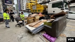 临近农历新年加上港府将于8月实施垃圾征费，很多市民将大型垃圾例如旧梳化、床垫等弃置在街上。 （美国之音/汤惠芸）