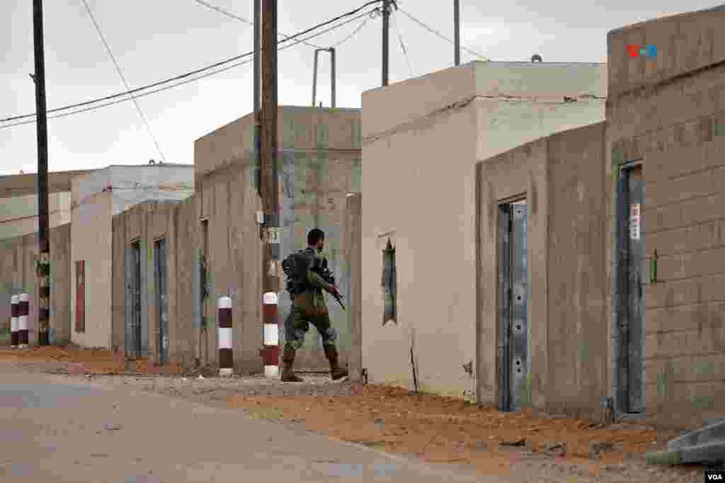 Un soldado camina por un callejón de Little Gaza, el 27 de noviembre de 2023.&nbsp;