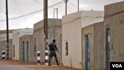 Un soldado camina por un callejón de Little Gaza en medio de operaciones de entrenamiento para la guerra con Hamás, el 27 de noviembre de 2023