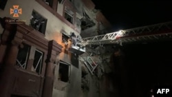 عملیات نجات امدادگران اوکراینی در یک ساختمان مسکونی نیمه تخریب شده پس از حملات موشکی روسیه به زاپوریژیا - ۲۶ مهر ۱۴۰۲