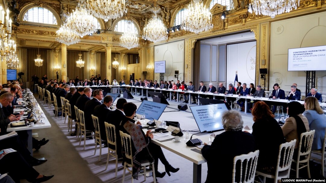Predstavnici zemalja, međunarodnih organizacija, razvojnih banaka i organizacija civilnog društva učestvuju u radu humanitarne konferencije za pomoć civilima u Gazi, u palati na Jelisejkim poljima, u Parizu, Francuska, 9. novembra 2023.