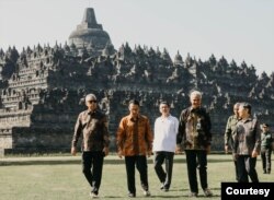 Kaisar Naruhito dalam kunjungan ke Candi Borobudur, Kamis (22/6) didampingi Gubernur Jawa Tengah, Ganjar Pranowo. (foto Humas Jateng)