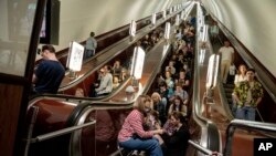 La gente se pone a cubierto en la estación de metro durante un ataque con cohetes rusos en Kiev, Ucrania, el 29 de mayo de 2023.