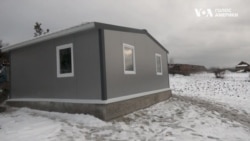Волонтери створюють модульні будиночки для мешканців прифронтових сіл на Донеччині. Відео