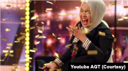 Putri nampak menangis menerima kejutan yang mungkin tak pernah dia bayangkan sebelumnya di ajang AGT 2023 dalam tangkapan layar.