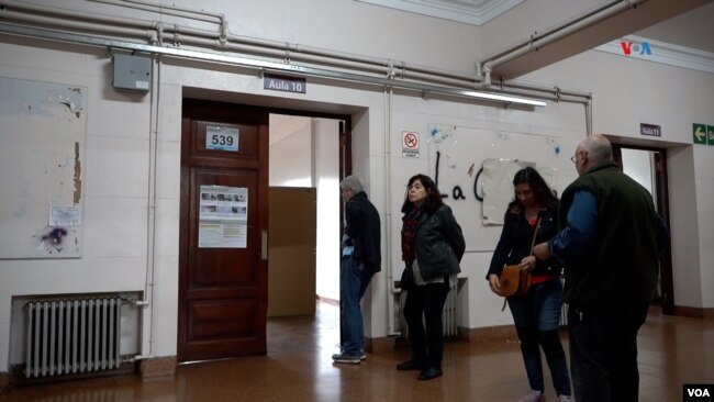 Los expertos consideran que la situación económica generó el actual desencanto popular. [Foto: Gonzalo Bañez]