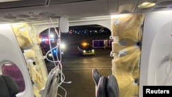 Las máscaras de oxígeno cuelgan del techo junto a una ventana faltante y una parte de pared lateral del vuelo 1282 de Alaska Airlines, que se dirigía a Ontario, California y sufrió despresurización poco después de despegar, en Portland, Oregon, EEUU, el 5 de enero de 2024
